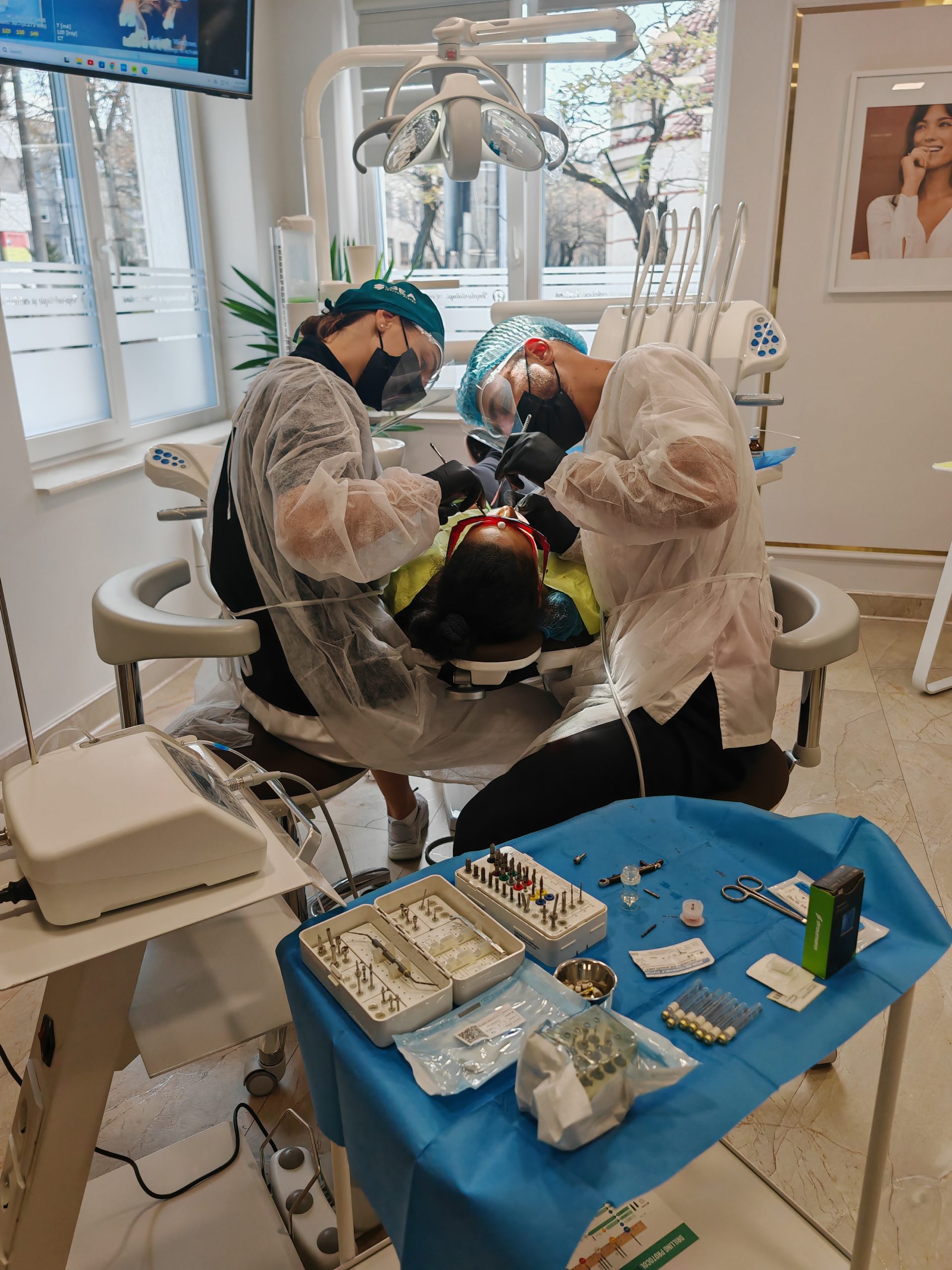 Intervenție de implant dentar la Dental Chic Cluj-Napoca, echipă medicală în cabinet