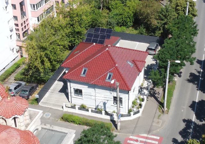 Vedere aeriană a clinicii Dental Chic Cluj-Napoca cu parcare gratuită pentru pacienți